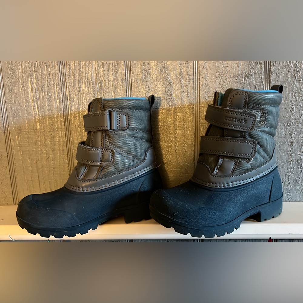 toddler BOY snow boots. lightly used, in great condition.